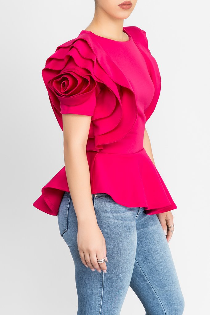 Drama Queen Rose Ruffled Shoulder Blusa